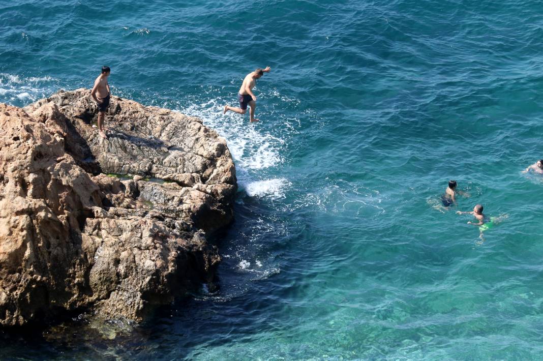 Antalya denize koştu: İşte plajlarda bayram yoğunluğu 2